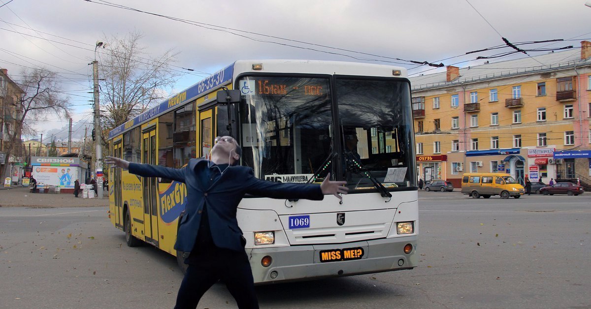 Общественный транспорт на выходных баку. Дождавшись автобуса. Дождавшись автобуса. Звезды в общественном транспорте. Свой автобус.