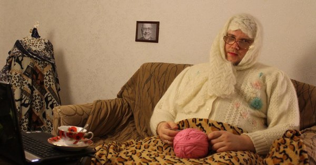 Бабушка связала шарф. Смешная бабушка в платке. Пижама для бабушки. Бабушка связала.