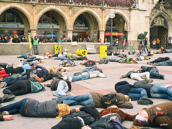 Drinking beer from yellow barrels was a bad idea... - My, Germany, Munich, Rally, Ecology, Flash mob, 