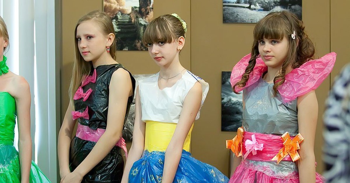 Платье для девочки на конкурс. Костюм из мусорных пакетов. Платье из мусорных пакетов. Platya iz musornogo paketa.