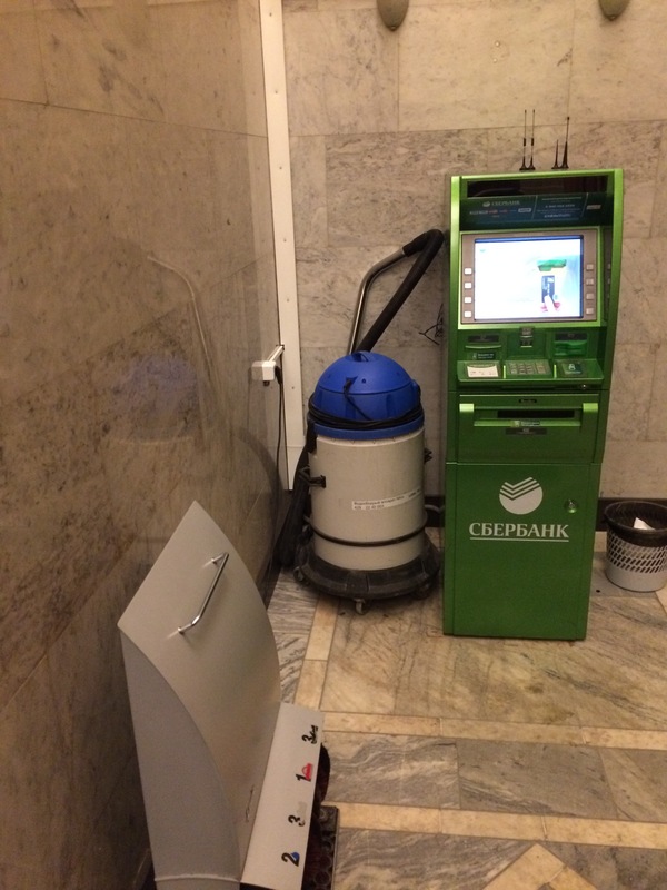 R2D2 makes friends with an ATM and a shoe shiner - R2d2, Sberbank