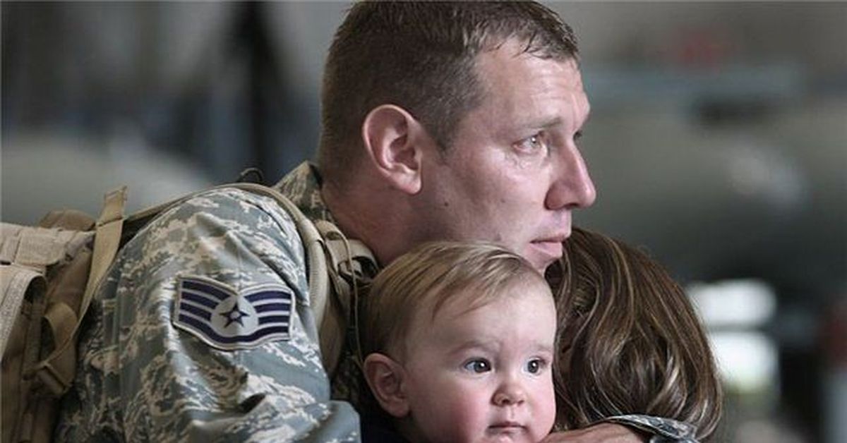 Мужчина защита семьи. Военный с ребенком. Российский солдат с ребенком. Семья военного. Военный с семьей Россия.