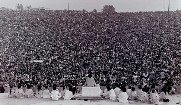 Opening of the Woodstock vestibule, 1969. - The festival, Opening, Woodstock, Photostory, Crowd