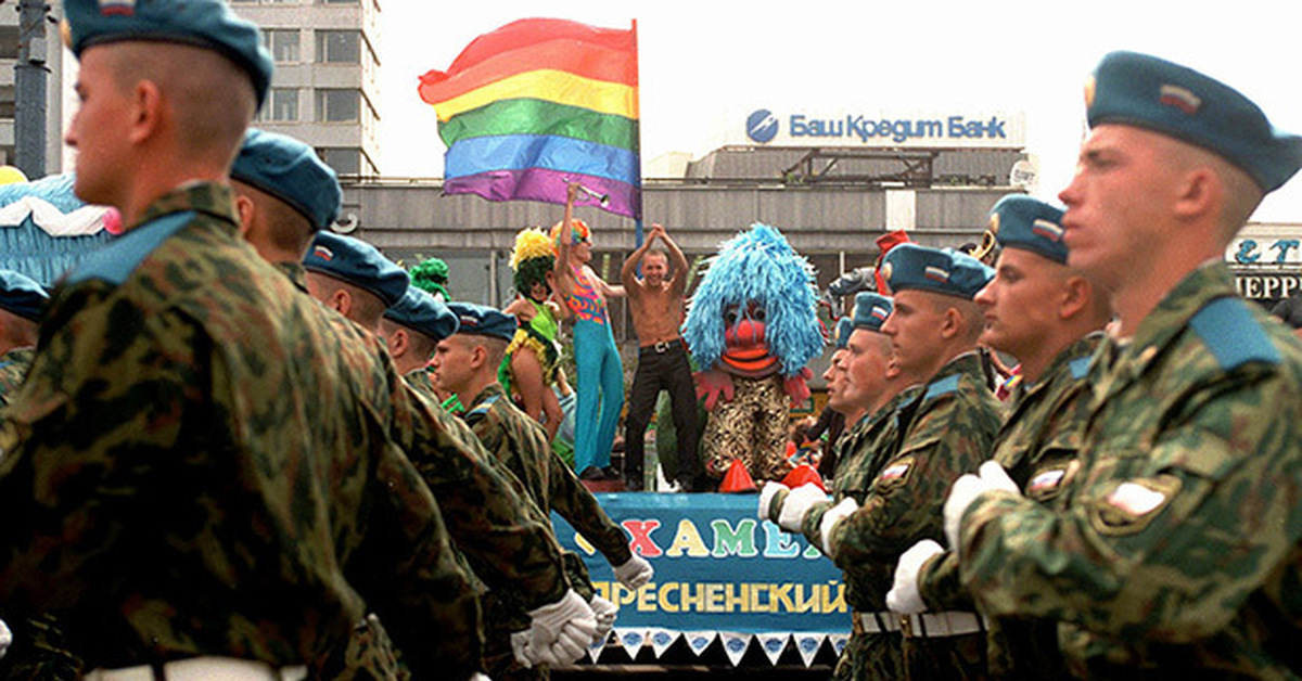 Гомосексуализм в ссср. ВДВ на параде. Парад 1993 года.