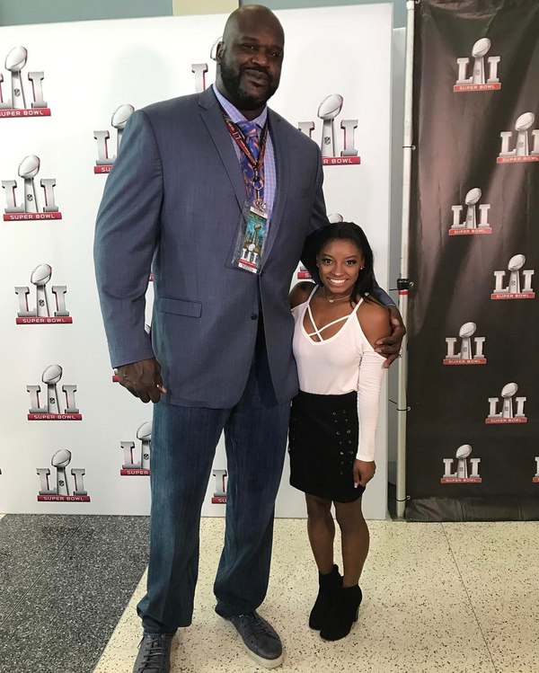 Shaquille O'Neal (height 2 meters 16 cm) and gymnast Simone Biles (height 1 meter 45 cm) at the Super Bowl - Shaquille O'Neill, Simone Biles, Super Bowl, Difference