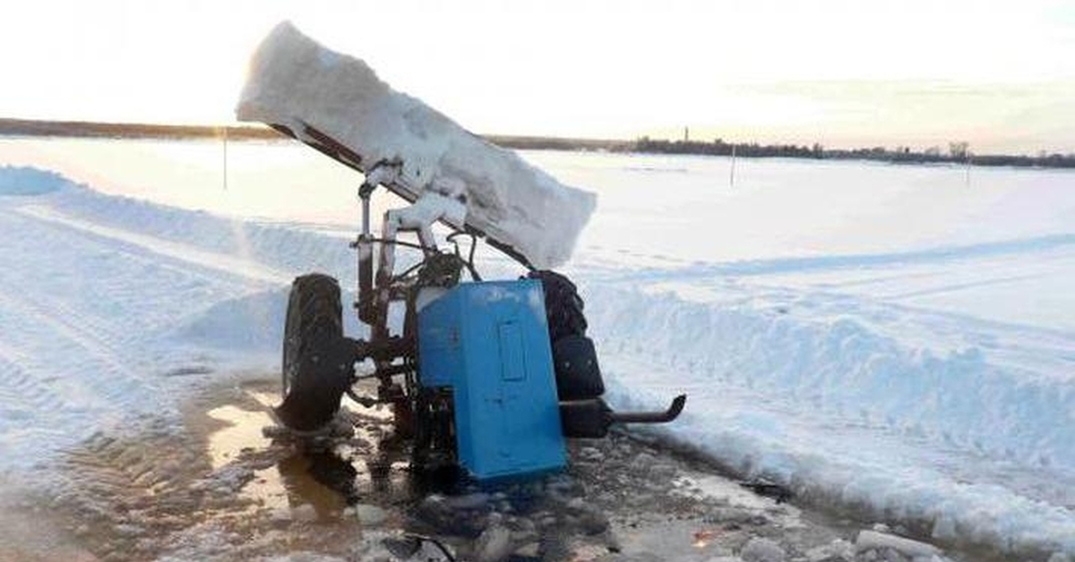 Трактор утонул. Утопили трактор. Трактор провалился под лед. Затонувший трактор.