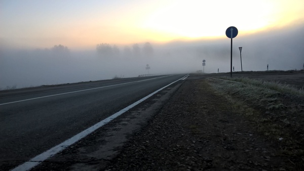 I took these photos last spring. - My, Fog, Road, Signs, dawn, Spring, Lumia 640