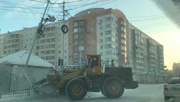 Фотофакт: погрузчик наехал на столб, где установлены камеры ГИБДД | Пикабу