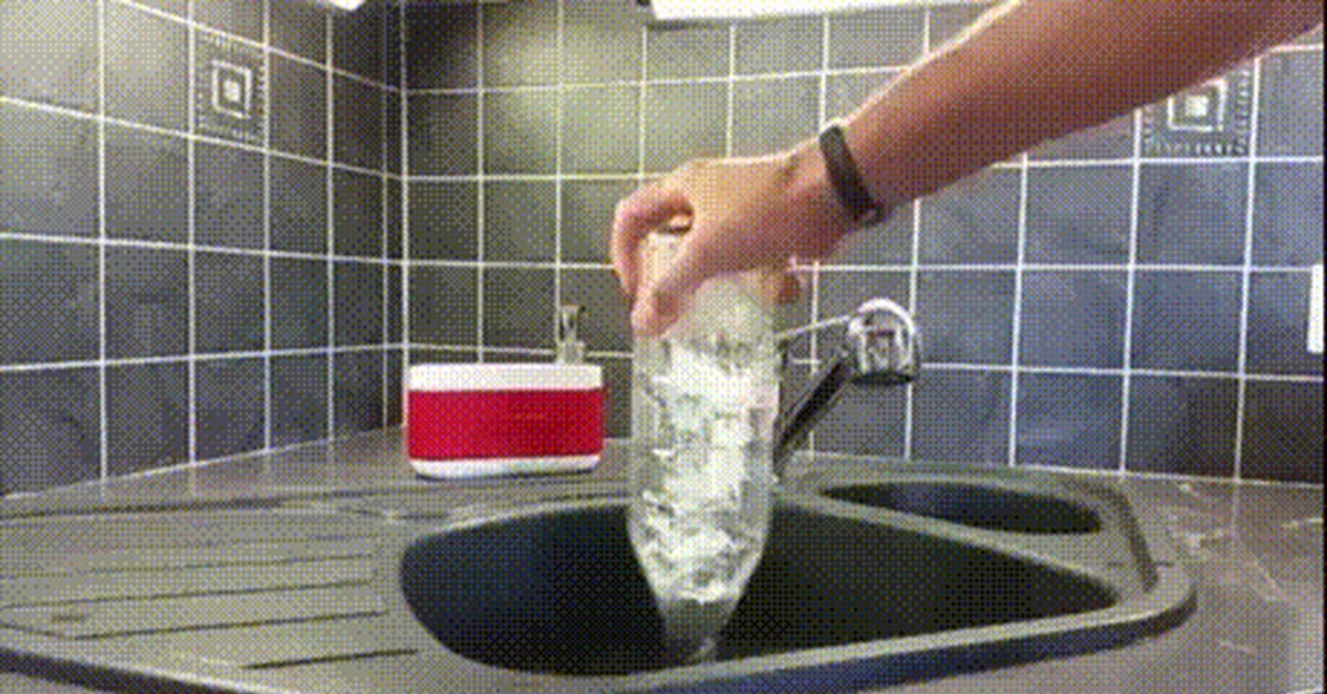 Выливаем воду в раковину