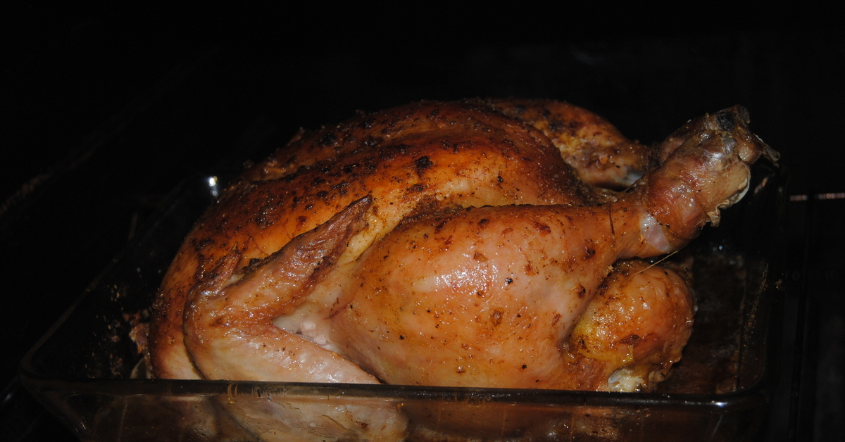 Курица в духовке самый простой рецепт. Курица в духовке. Курица запеченная в духовке. Курица зажаренная в духовке. Курица запечённая в Ду.