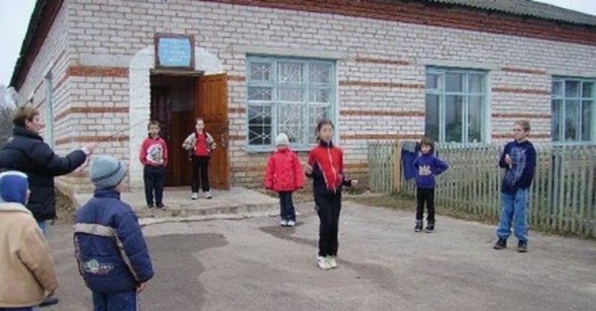 Ученик д. Маленькая Сельская школа. Дети в деревенской школе. Школа в сельской местности. Школьники в сельской местности.