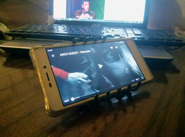 Life hack: phone stand. - My, Barrette, Stand, Telephone, Life hack