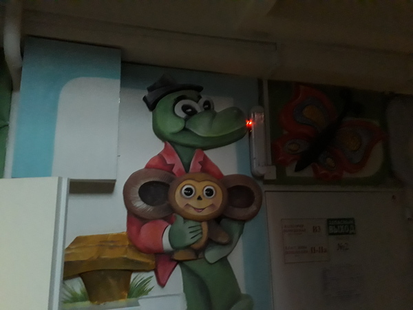 Лампочка, добавившая пикантность рисунку на стене