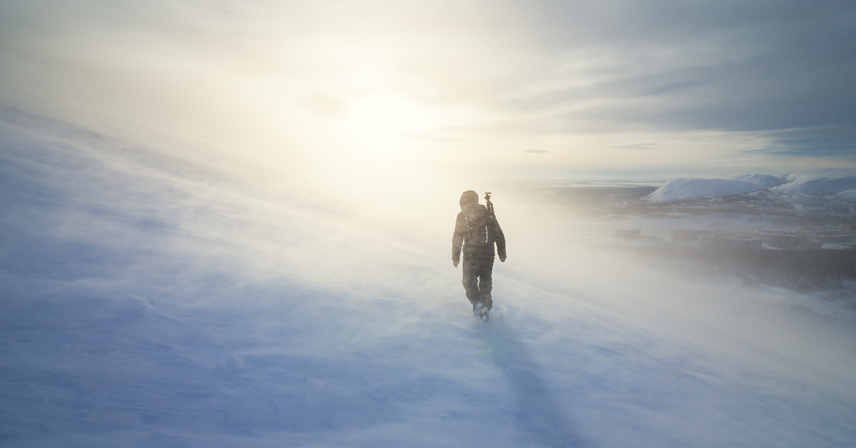 Любой путник видя красоту этих мест. Человек идет по снегу. Метель в горах. Одинокий Путник в горах.