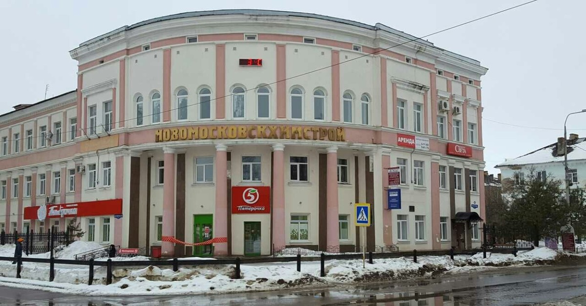 Фасады магазинов стрит ритейл. Дикси вышний волочек. Антикварный магазин снаружи. Фасады лондона магазин. Фасад старого магазина.