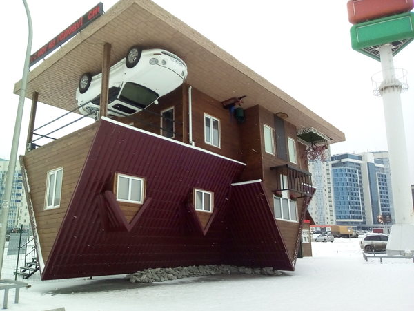 Here is such an interesting house near the Planeta shopping center in Krasnoyarsk - Up, House, My, 