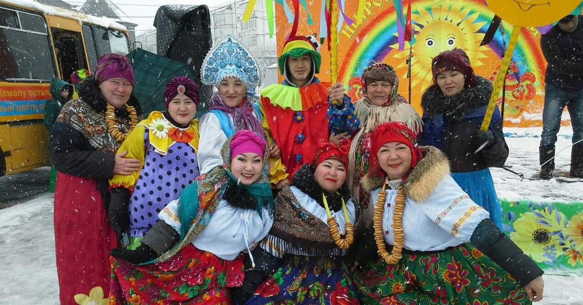 блинные угощения на масленицу. масленица в казахстане. масленица в казахстане. зимний казахский праздник. масленица в городе.