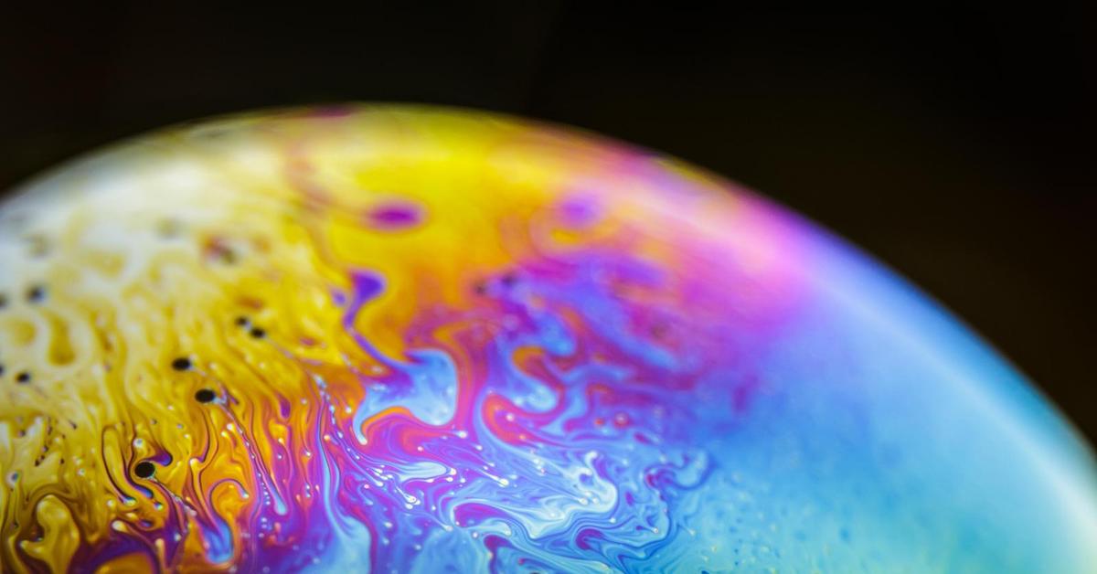 Интерференция в мыльных пузырях. Мыльные пузыри. Мыльный пузырь под микроскопом. Радужные мыльные пузыри. Мыльные пузыри макро.