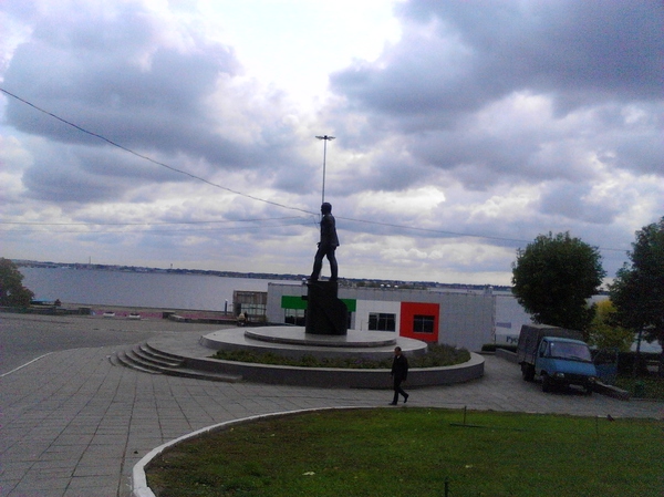 It seems to me or Gagarin's x.y? - The statue, Saratov, My, Foreshortening, Sculpture