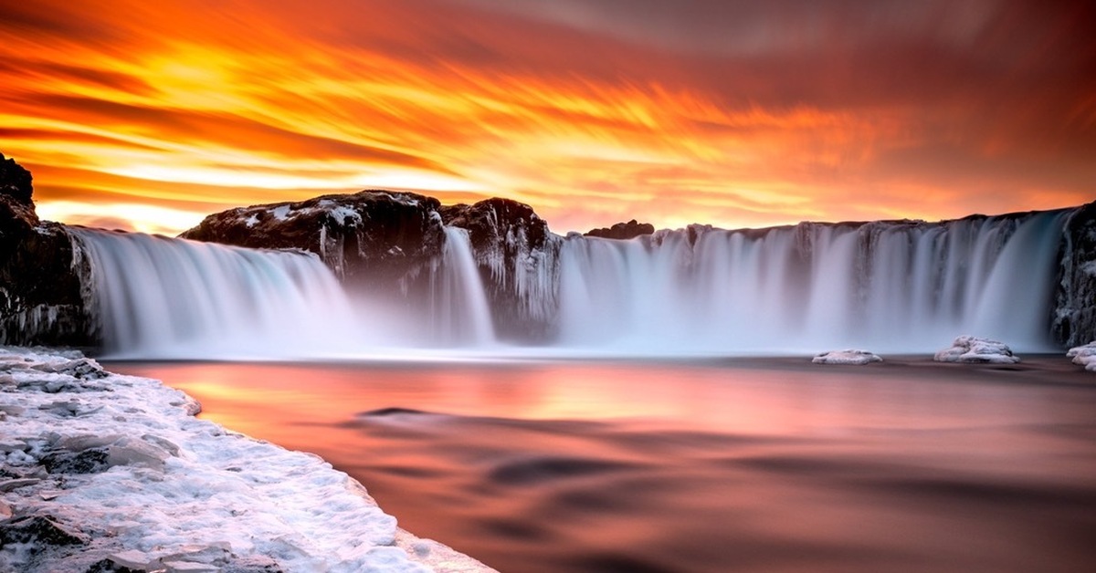 Водопад рассвет. Водопад Годафосс, Исландия. Водопад Ауграбис. Водопад на рассвете.