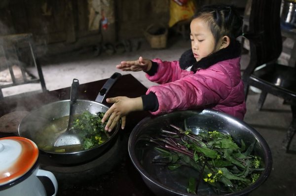 Photo story about a 5-year-old girl who takes care of her grandmother and great-grandmother, China - China, Upbringing, Children, Longpost