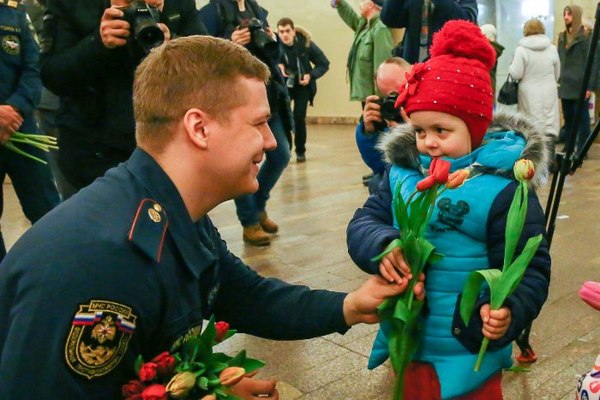 Congratulations from the Ministry of Emergency Situations of Moscow - March 8, Ministry of Emergency Situations, Tulips, Moscow Metro, Longpost