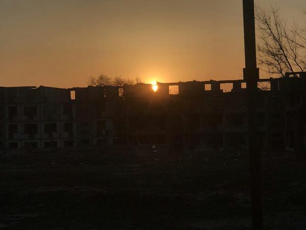 Sunset against the background of a destroyed house - My, Sunset, Emergency housing