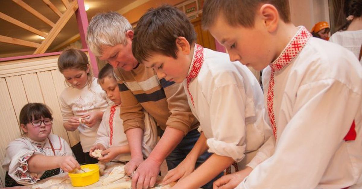 лепка пельменей. традиции пельменей. семья лепит пельмени. семейные традиции лепка пельменей. лепим пельмени.