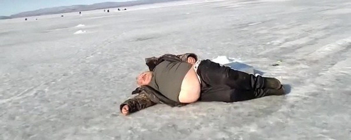 Пьяных ловлю неспешащих. Толстый мужик на льдине.