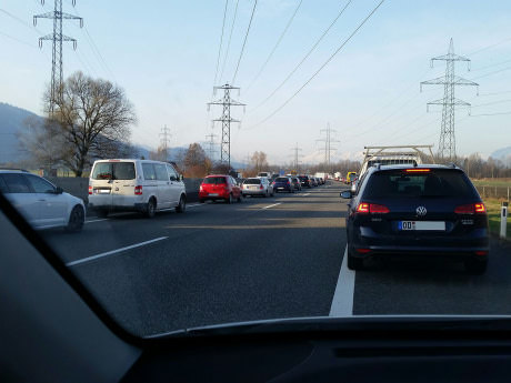 This is how you need to give way to an ambulance - Road, Austria, 