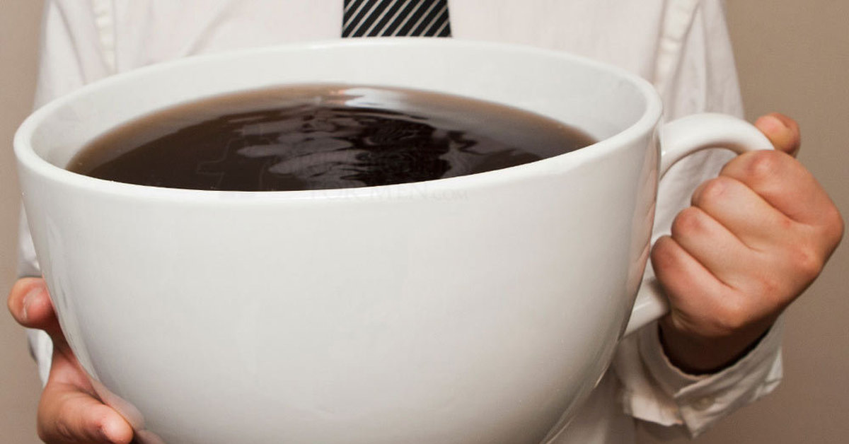 Чай кофе много. Большая чашка кофе. Большая Кружка кофе. Огромная Кружка кофе. Огромная Кружка чая.