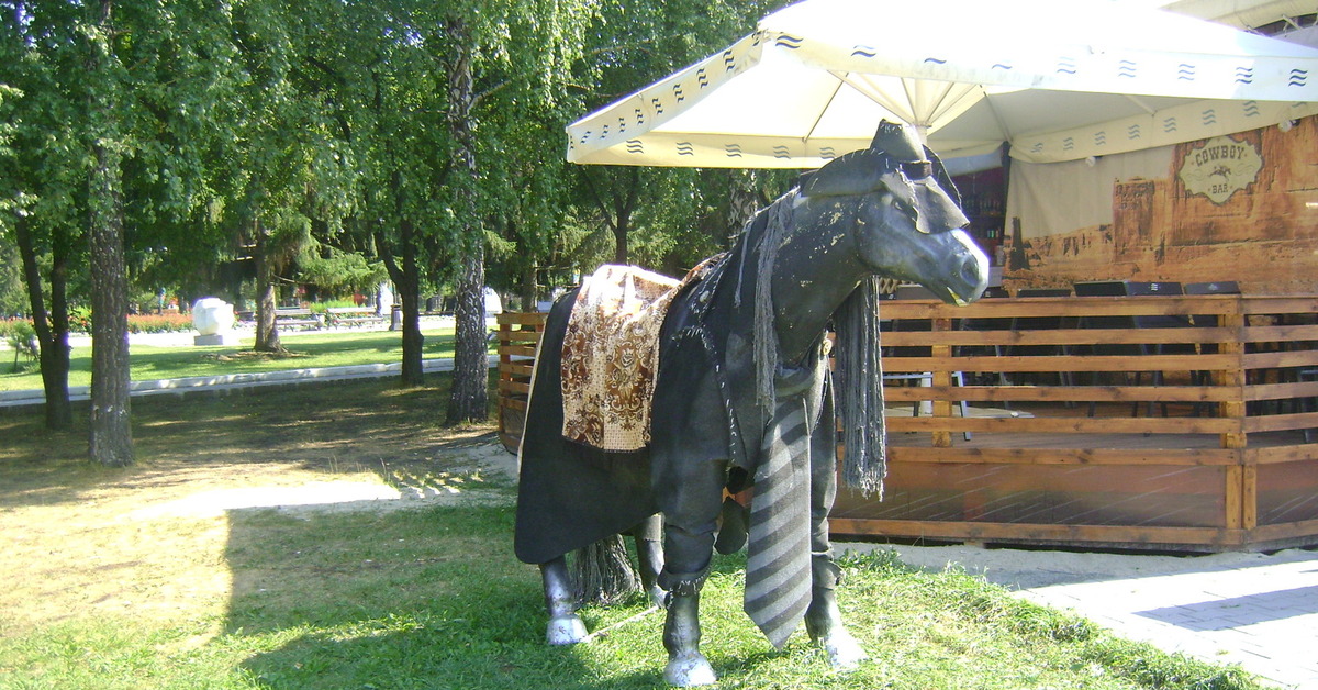 Памятник конь в пальто все