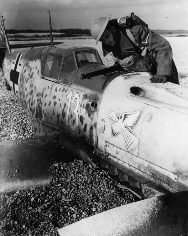A British soldier inspects a downed German Bf.109E-1 fighter. - The photo, Messerschmitt, Emil, The Second World War, Aviation, Technics, The soldiers, Battle of Britain