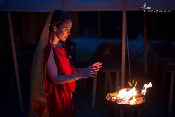 Omnia vincit amor et noc cedamus amori (Любовь побеждает все, и мы покоряемся любви) Рим, Реконструкция, Девушки, Легион, Легионеры, Roma, Legion, Древний Рим, Длиннопост