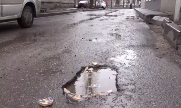 В Воронеже яму на дороге засыпали гипсовыми челюстями - Воронеж, Челюсти, Дорога, Длиннопост