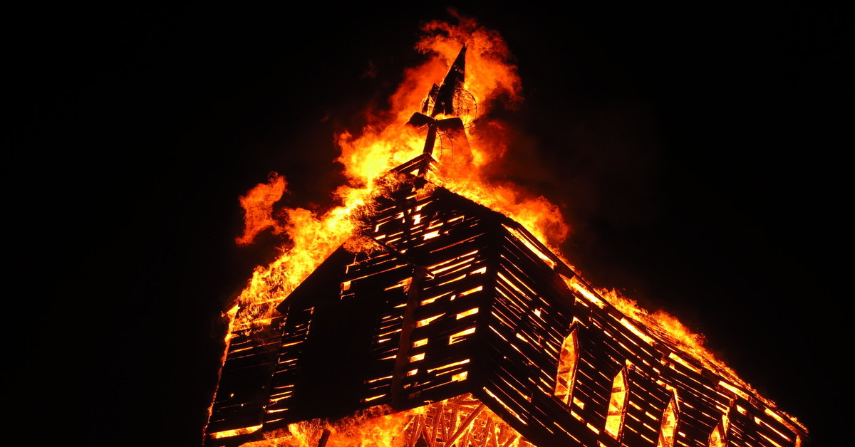 Fire temple. Горящий дом. Горящие церкви в Норвегии. Церковь горит. Горящая деревянная Церковь.