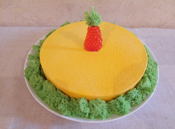 Муссовый торт Пина колада. Декор ананасик из карамели и бисквитный мох. Покрытие шоколадный велюр.