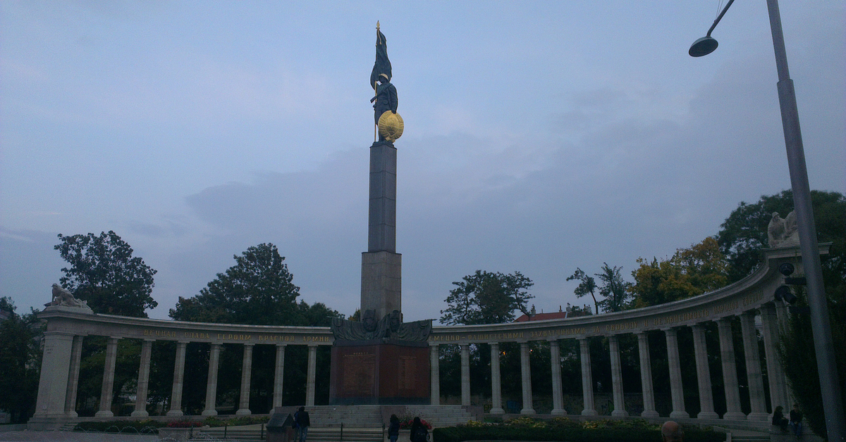 В Вене облили краской советский воинский мемориал