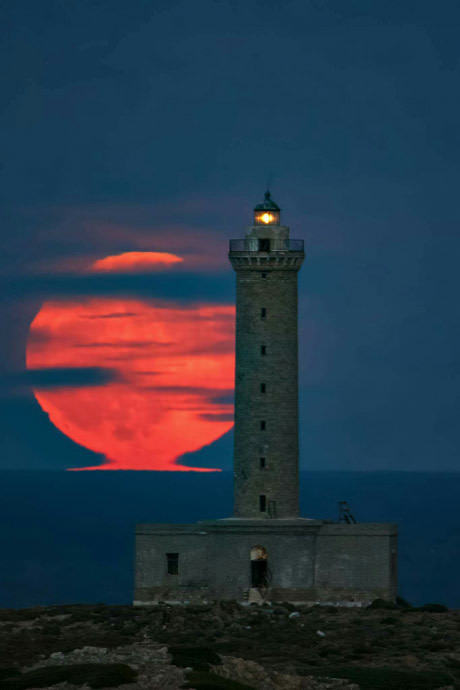 moon rising - 9GAG, moon, Lighthouse, beauty
