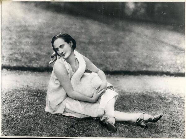 Ballerina Anna Pavlova with her pet swan Jack. - Anna Pavlova, Swans, The photo, Past, 20th century