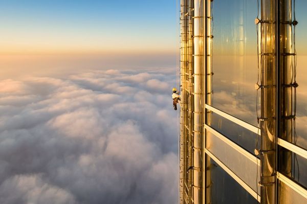 Window cleaner on the 124th floor, Burj Khalifa, Dubai. - The photo, Sky, Building, Burj Khalifa, Height