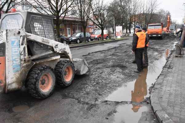 В Закарпатье вместо ямочного ремонта откопали старую дорогу из брусчатки - Закарпатье, Ремонт дорог