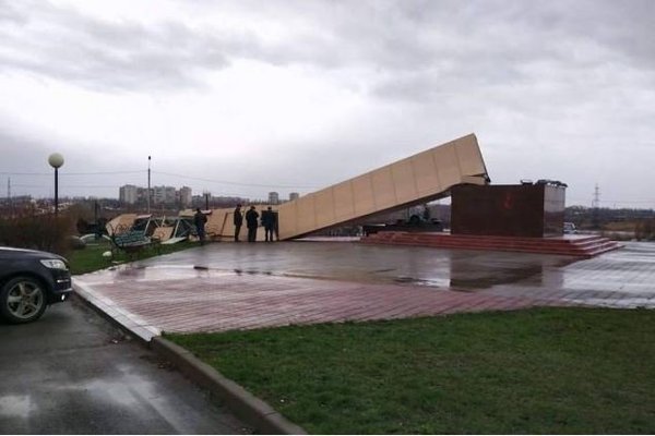 In Volgodonsk, Rostov region, a 25-meter monument fell, designed to perpetuate the memory of Russian BUILDERS, installed in 2011 - Builders, Russia, Volgodonsk