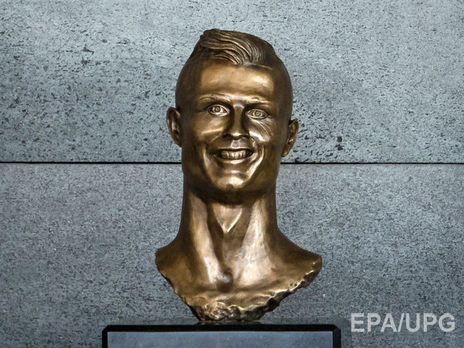 In Madeira, unveiled a monument to Ronaldo, unlike Ronaldo - Cristiano Ronaldo, Similarity
