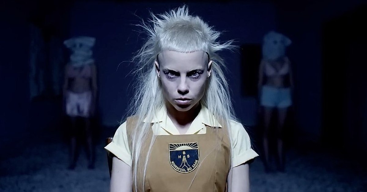 Die antwoord перевод. Группа die antwoord. Die antwoord Йоланди. Йоланди Фиссер группа. Йоланди Фиссер cookie Thumper.