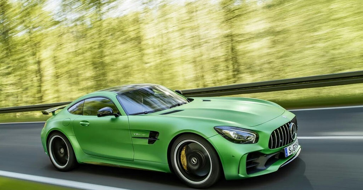 Зеленый автомобиль на дороге. Мерседес АМГ ГТ. Mercedes AMG GTR. Мерседес АМГ ГТ зеленый. Mercedes-Benz AMG gt зеленый.