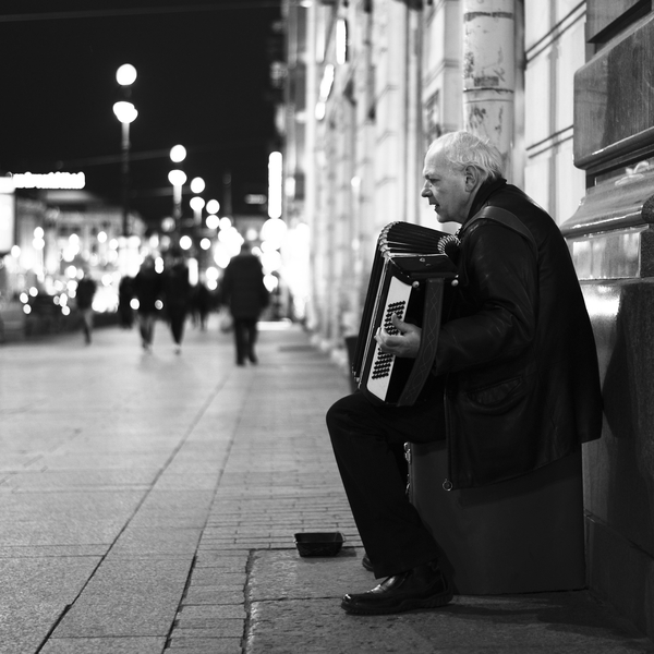 Musician on Nevsky - My, The photo, Saint Petersburg, Musicians, Black and white photo, Nevsky Prospect, Evening, Accordionist