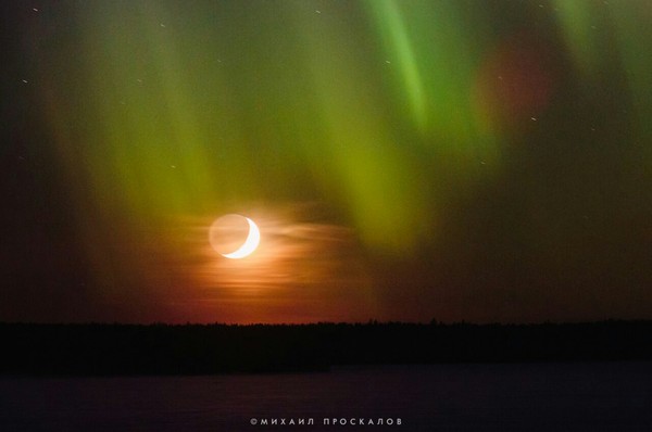 Young moon over Petrozavodsk - Polar Lights, moon