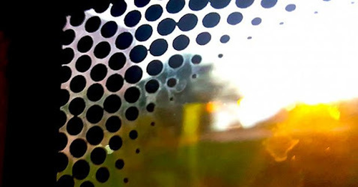 Воздух по краям стекла. Фритты на стекле. Черные точки на стекле автомобиля. Черные точки по краям стекла. Для чего черные точки на стекле автомобиля.
