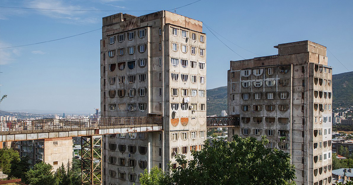 Советские дома. Тбилиси здания на улице Нуцубидзе. Грузия архитектура Тбилиси Советская. Жилой комплекс с надземным сообщением из СССР. Тбилиси Советская архитектура панельки.